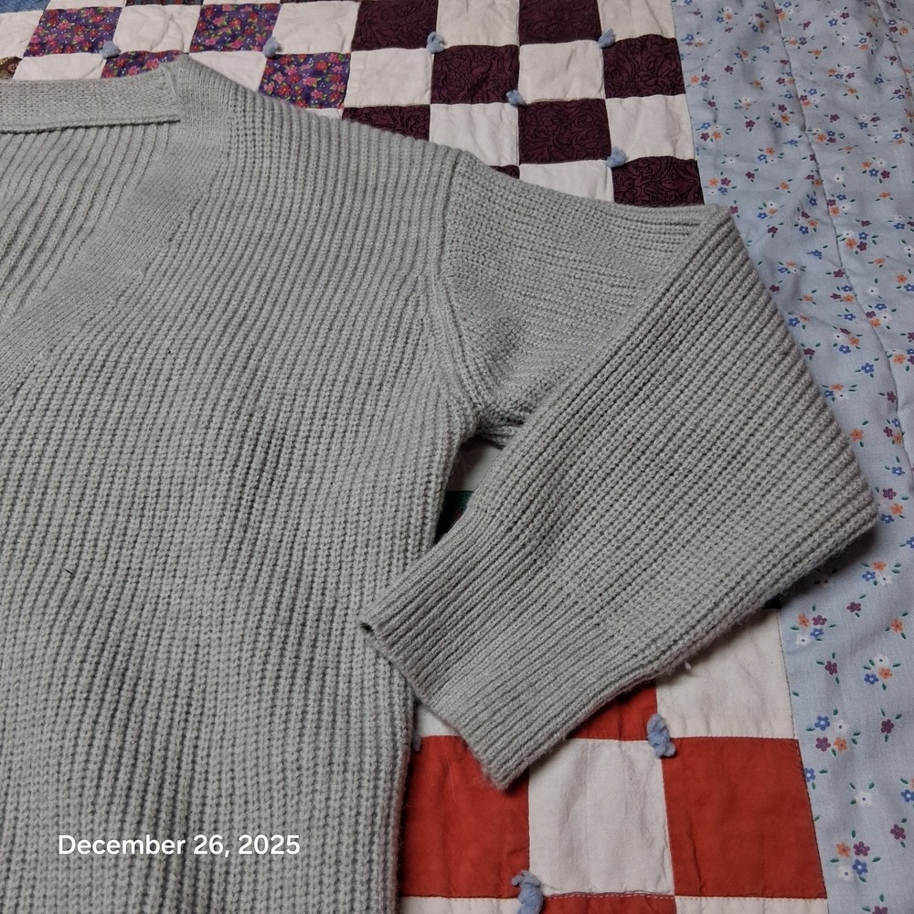 Ribbed Knit V Neck Cardigan Gray Sweater Womens size Medium Oversized - Picture 3 of 8